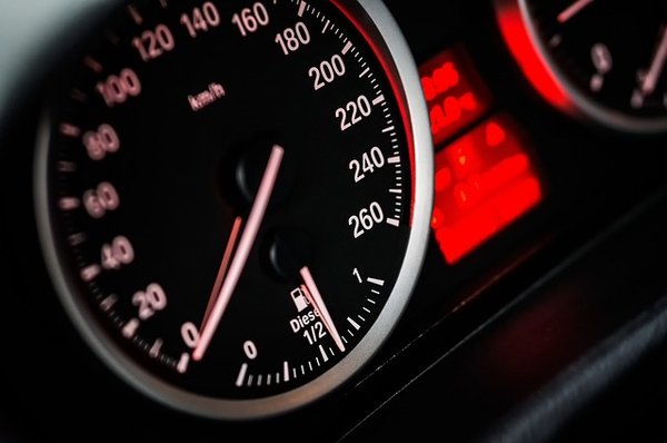 Convertir 200 mph en km/h : guide pratique et rapide