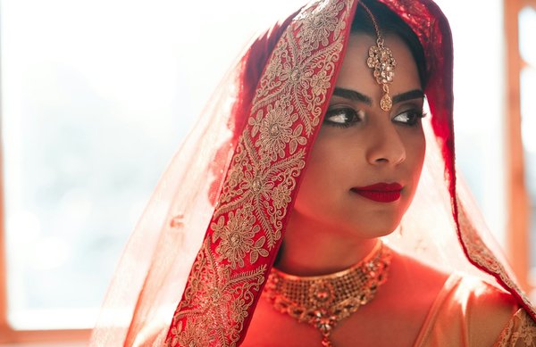 Explorez les caftans nuptiaux : style sophistiqué et sur mesure